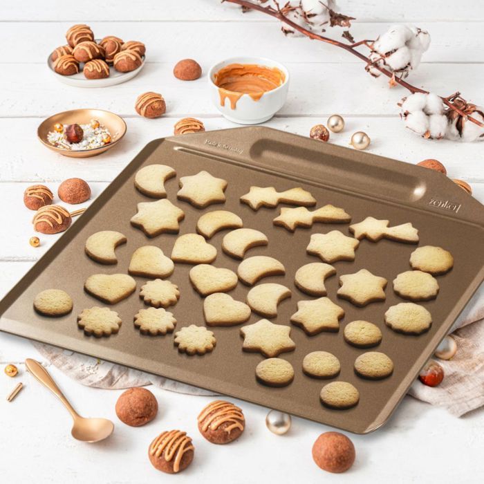 ZENKER Randloses Backblech und 7 Weihnachts-Plätzchenausstecher